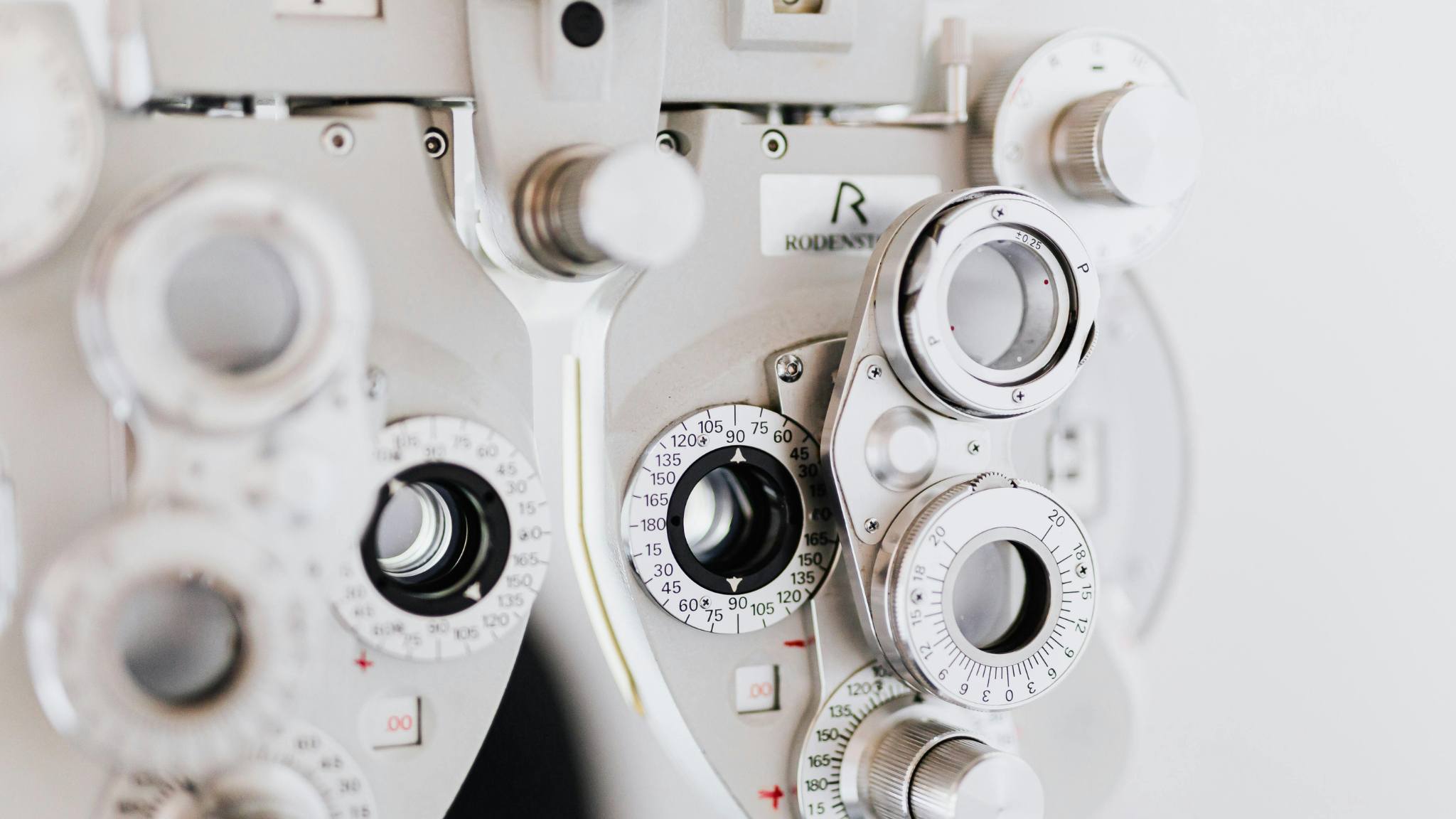 Kenali Alat Periksa Mata di Optik: Fungsi dan Teknologi di Balik Penglihatan Tajam