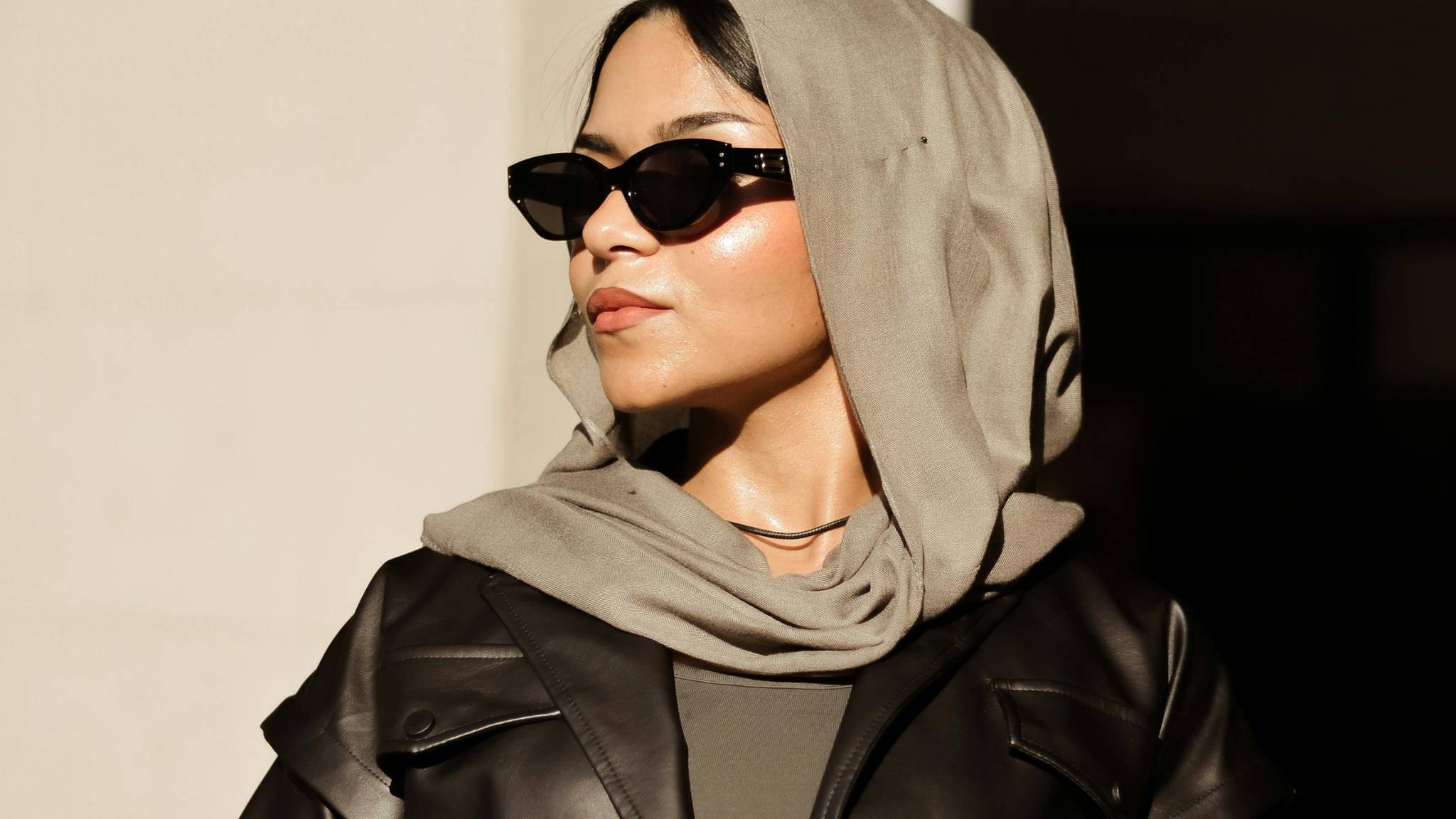 5 Rekomendasi Kacamata Hitam untuk Wanita Berhijab dari SATURDAYS