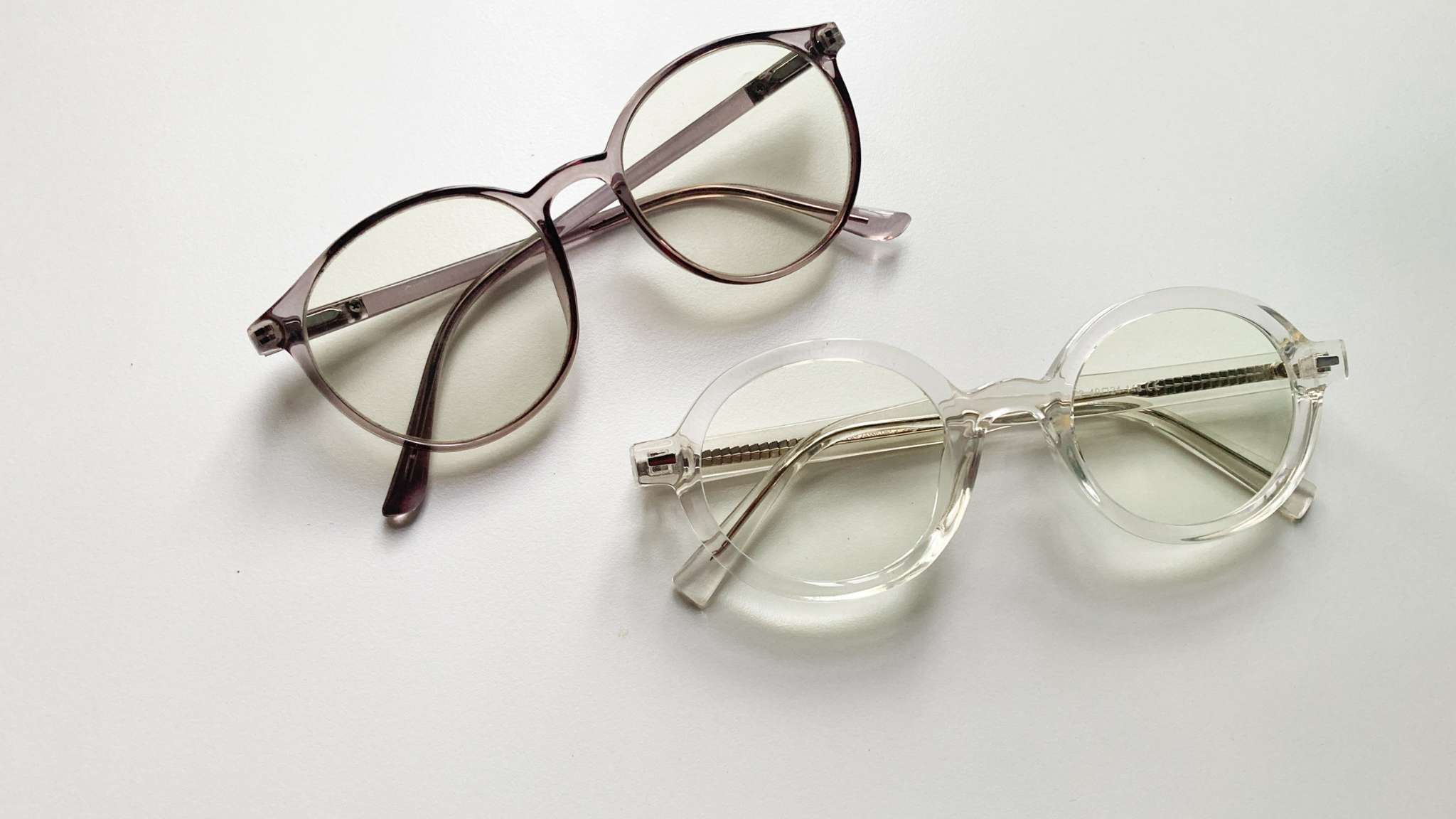 Kacamata Transparan (Clear Frame Trend): Sentuhan Modern Untuk Tampilan Makin Stylish
