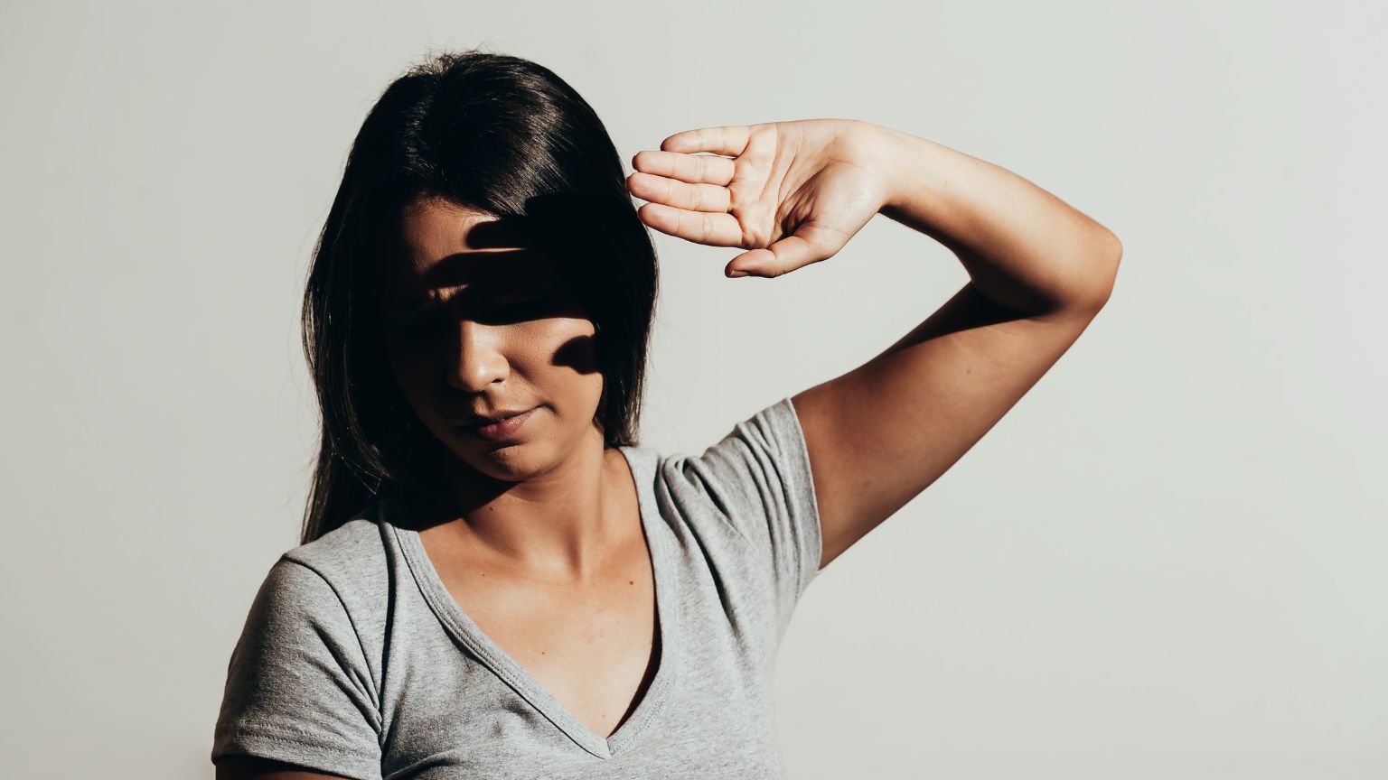 Apa itu Fotofobia? Kenali Penyebab Mata Sensitif Cahaya dan Solusinya