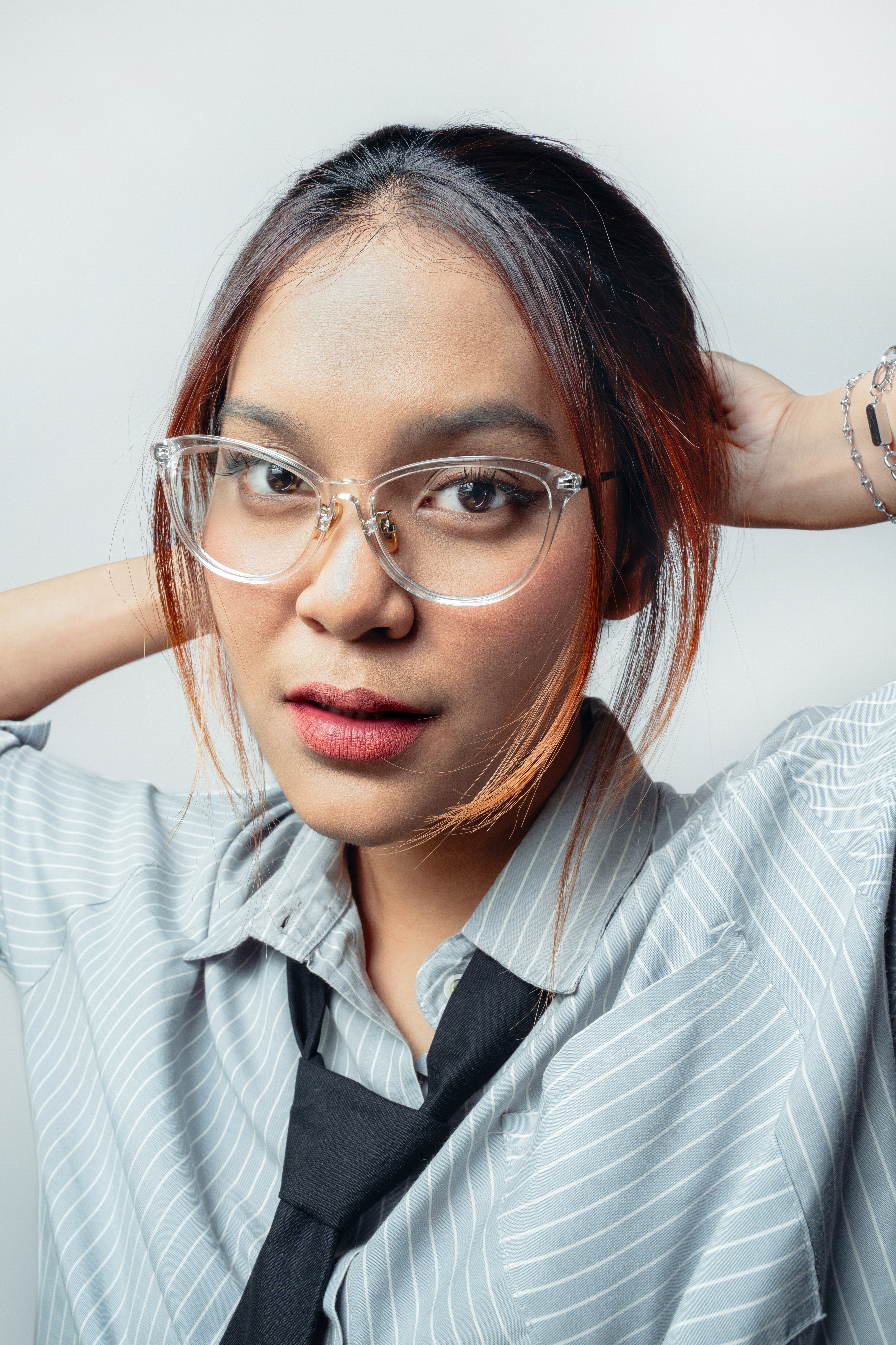 Makeup untuk Pengguna Kacamata: Trik Riasan Mata Tampil Stand Out dan Bebas Longsor